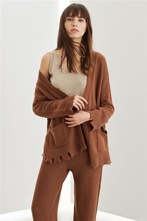 赵桂芝,公司经营范围包括:服装服饰,鞋帽,针纺织品,棉纺织